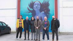 De izquierda a derecha, el artista Nove Noel, Xos� Regueira, la concejala Ana Vidal, el alcalde, Juli�n Bustelo, el edil del BNG Xusto Ord��ez y David Cuence, autor del mural que se ve al fondo.