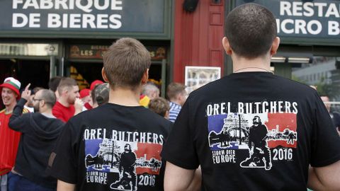 Dos miembros de los Carniceros de Oriol, un grupo ruso ultra, se reunen ante un pub en Lille.