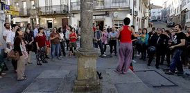 El grito comunal en el cruceiro marc� ayer el inicio de las fiestas del barrio de San Pedro.