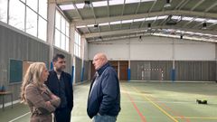 La delegada territorial de la Xunta, con el alcalde (derecha) y el primer teniente de alcalde de Ma��n, en el pabell�n municipal de Esteiro