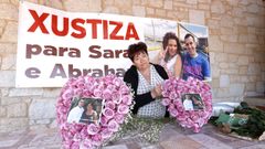 La madre de Sara, Beni Buceta, preparando dos centros de flores para llevar al cementerio