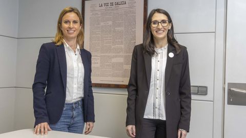 Maite Flores y Rosa Crujeiras, en la delegaci�n de Santiago de La Voz de Galicia. Detr�s, la primera portada del peri�dico, de enero del 1882