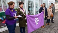 Acto por el 8M, con la bandera lila, en San Sadurni�o, en una imagen de archivo