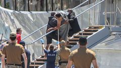 Un migrante rescatado, a su llegada al puerto de Kalamata.