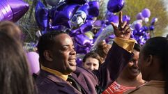 Maurice Phillips, cu�ado de Prince, habla con los fans a la salida del sepelio del cantante