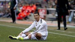 Cristiano Ronaldo, en el suelo durante el transcurso del partido contra el Atl�tico de Madrid en el Vicente Calder�n. 