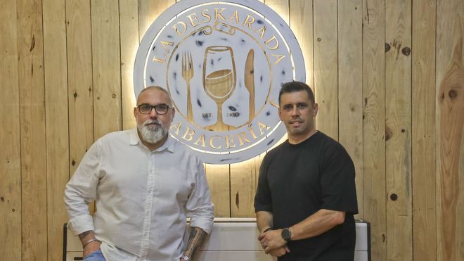 Diego y Fernando, en el interior de La Deskarada, que abrir sus puertas en el nmero 19 de la calle Pardo Bajo