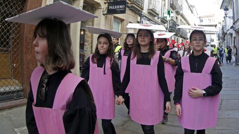 Los nios del Jaime Balmes disfrazados de contedores de reciclaje. VOZ NATURA