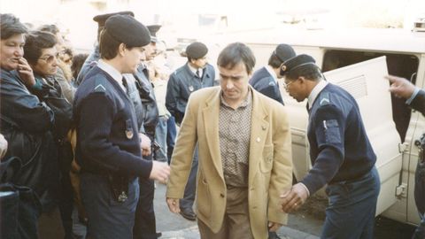 José Manuel Alonso dos Santos, Manel, es el más pequeño de cuatro hermanos y líder del clan integrado por la familia, bautizado Os Viriatos, por el nombre de pila del progenitor. Manel, actualmente, está cumpliendo condena en Portugal por un alijo de 18.000 kilos de hachís decomisado en aguas del Mediterráneo en colaboración con las autoridades italianas.