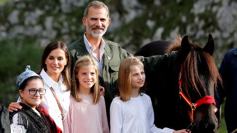 Los reyes Felipe (c) y Letizia (2i), la princesa Leonor (d) y la infanta Sofa (3i) posan tras un recorrido con motivo de la celebracin del primer centenario del Parque Nacional de la Montaa de Covadonga -embrin del actual Parque de los Picos de Europa-. La princesa Leonor ha sido obsequiada por el Ayuntamiento de Cangas de Ons con una yegua de la raza 'Montaa asturiana'