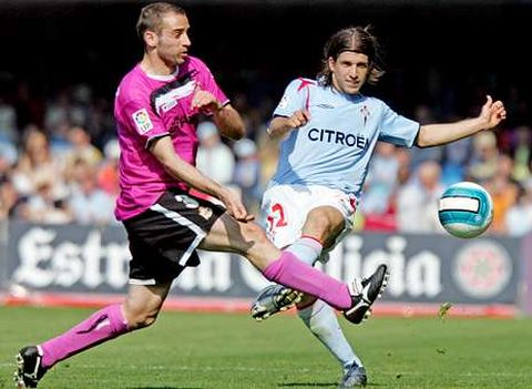 El deportivista Pablo �lvarez y el c�ltico Placente, en un lance del �ltimo derbi en Primera, el 15 de abril del 2007.