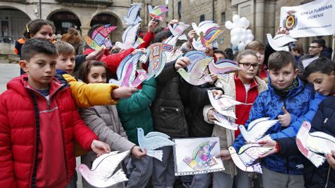 Paz Ourense.Lectura de manifiesto y suelta de globos en la praza Maior de Ourense