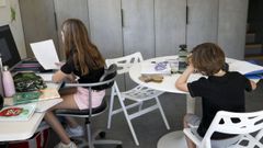 Ni�os haciendo las tareas escolares en casa durante el confinamiento.