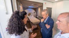 El conselleiro, Antonio G�mez Caama�o, y el director xeral, Alfredo Silva, dentro del nuevo cami�n de resonancia, atendiendo a las explicaciones de la jefa de servicio de diagn�stico por imagen de Galaria