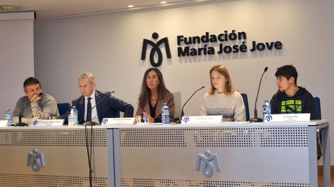 Feliple Alonso, tutor del taller; Juan Pedro Badiola, director territorial norte de CaixaBank; Felipa Jove, presidenta de la Fundacin Mara Jos Jove y los almunos de la iniciativa Sasha Lpez y Aarn Rey