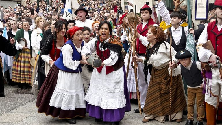 Un momento de la representaci&oacute;n de la Reconquista, seguida por miles de personas