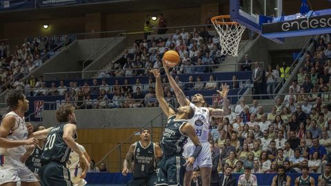 Yunio Barrueta captura un rebote ante el madridista Luwawu-Cabarrot