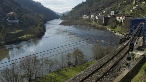 La vía férrea al lado del río Miño, en Os Peares.