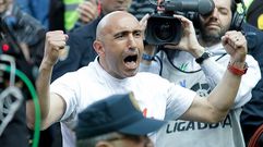 Abelardo celebra la permanencia del Sporting.Abelardo celebra la permanencia del Sporting