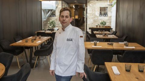 Diego Negueruela es el jefe de cocina de Ra&iacute;z, en la r&uacute;a Fonte de Santo Antonio 8. El restaurante abre de mi&eacute;rcoles a domingo, ofrece a diario servicio de comidas y cenas, y tiene una capacidad para una treintena de comensales. &laquo;No queremos mucho 'overbooking' tampoco. La idea es que la gente venga a relajarse y que disfrute sin prisas de la comida, sin agobios&raquo;, dice &eacute;l.