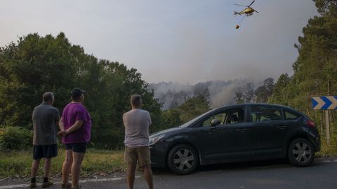 Uno de los helicópteros que trabajaron en la zona