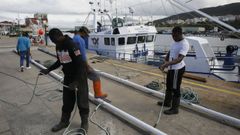 Tripulantes del Gabriela y Mar�a, este mi�rcoles, preparando las varas que desplegar� el barco en el mar para colgar los sedales con anzuelos que emplear� para capturar bonito del norte