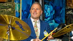 Joe Farnsworth lidera la banda que act�a en el Latino