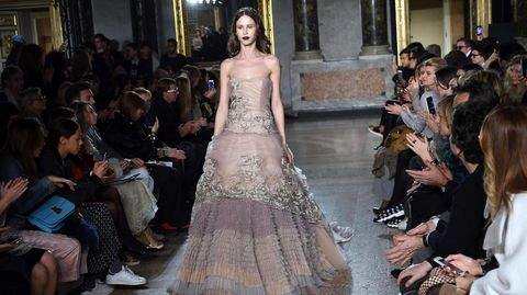 Una modelo con los diseños de Luisa Beccaria.