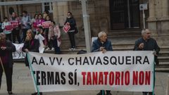 Vecinos de A Chavasqueira y trabajadoras del servicio de ayuda en el hogar protagonizaron sendas protestas aprovechando la celebraci�n del pleno