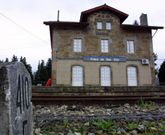 La actual estaci�n de tren de A Pobra de San Xiao est� en el centro del casco urbano. 