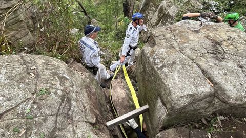 Operativo de rescate de una mujer que pas siete horas bocabajo atrapada entre las rocas