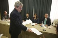 Nogueira, vicepresidente de la plataforma, repartiendo el manifiesto, al fondo la directiva del colectivo. 