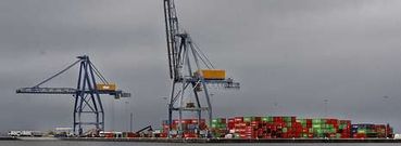 La ca�da de los hidrocarburos solapa el crecimiento que sigue experimentando el tr�fico de contenedores en la terminal de Ferrazo. 
