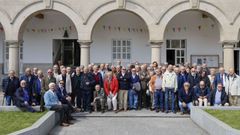 Los antiguos alumnos posaron para la tradicional foto de familia en el patio del colegio Salesianos de Ourense