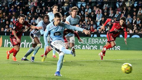 Byran Zaragoza, lanzando el penalti que supuso el 2-0 para el Celta ante el Rayo Vallecano.