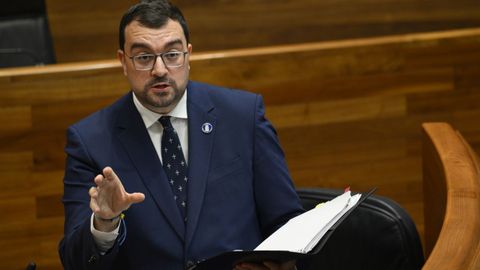 El presidente del Principado, Adri�n Barb�n, responde durante el turno de preguntas en el pleno de la Junta General del Principado