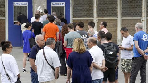Colas de aficionados hacen cola para sacar entradas este jueves en el Estadio Carlos Tartiere en Oviedo, de cara al partido de vuelta de la final del play-off de este s�bado ante el Mirand�s