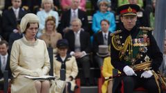 Olivia Colman, como Isabel II, y Tobias Menzies, como Felipe de Edinburgo