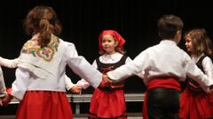 Uns nenos fan un baile tradicional en Vilagarc�a