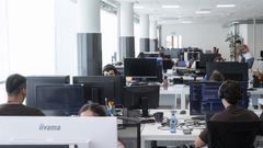Trabajadores en las�oficinas de Gradiant en Vigo, en una imagen de archivo