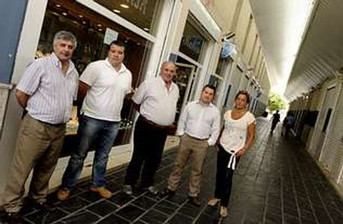 LOS AFECTADOS. Dos joyer�as, una tienda de telas, otra de inform�tica y una cafeter�a son los negocios adosados a la pol�mica nave, vac�a desde el 2003. Sus propietarios aseguran que no tienen intenci