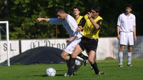 Un partido entre la Sarriana y el Valadouro, en el 2002.