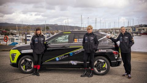 Shirley, Carmelina y Cubi, junto a su Hyundai Kona en el puerto deportivo de Viveiro.