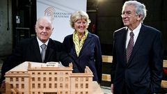 El m�sico argentino-israel� Daniel Barenboim, la ministra de Cultura alemana, Monika Gruetters; y el director de la Academia Barenboim-Said, Michael Naumann, posan delante de una maqueta del nuevo edificio de la Academia Barenboim-Said