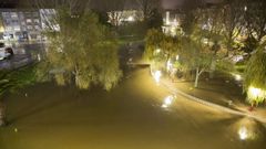 El parque del Sanmarti�o, inundado por el Anll�ns en una crecida