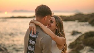 Gabri Veiga y Carla Leins, con la ecograf�a de su hija, que acaba de nacer.