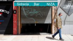 Un hombre pasea este lunes por una c�ntrica calle de Oviedo.