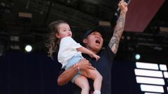 Anthony Kim celebra la victoria con su hija en brazos