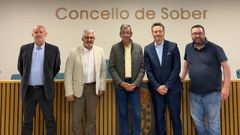 El alcalde Luis Fern�ndez Guiti�n (centro) con los responsables del proyecto Retorna Galicia Capital