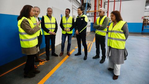 El conselleiro Villares, en el centro, ayer, durante la vista a las instalaciones de Safricope en el puerto de Marín